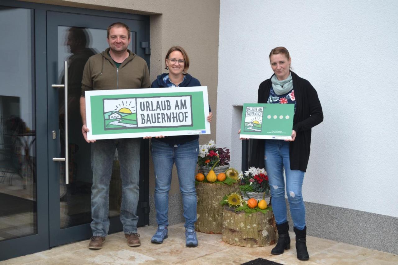 Biohof Auinger, Der Tiererlebnishof Apartment Aurach am Hongar Exterior foto